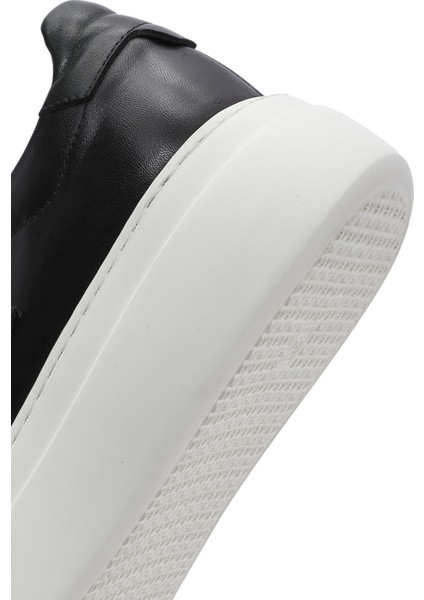 Erkek Siyah Bağcıklı Kalın Tabanlı Deri Sneaker 25SFD612518