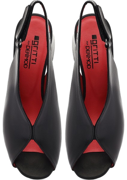 Kadın Siyah Bilekten Bantlı Kısa Kalın Topuklu Deri Sandalet 25SFD110518