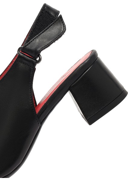 Kadın Siyah Bilekten Bantlı Kısa Kalın Topuklu Deri Sandalet 25SFD110518