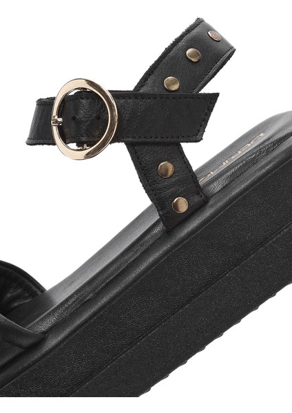 Kadın Siyah Bilekten Tokalı Kalın Tabanlı Deri Sandalet 25SFD201518