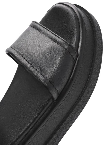 Kadın Siyah Bilekten Tokalı Kalın Tabanlı Deri Sandalet 25SFD201518