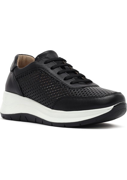 Kadın Siyah Bağcıklı Kalın Tabanlı Deri Sneaker 25SFD501718