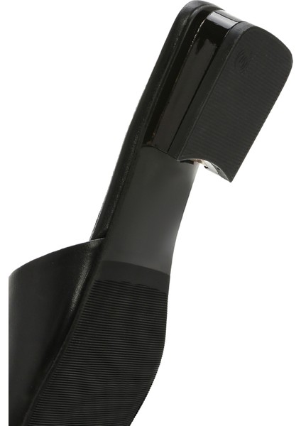 Kadın Siyah Aksesuarlı Deri Terlik 25SFD180418