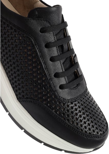 Kadın Siyah Bağcıklı Kalın Tabanlı Deri Sneaker 25SFD501718