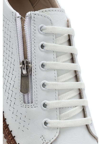 Kadın Beyaz Bağcıklı Kalın Tabanlı Deri Sneaker 25SFD501818