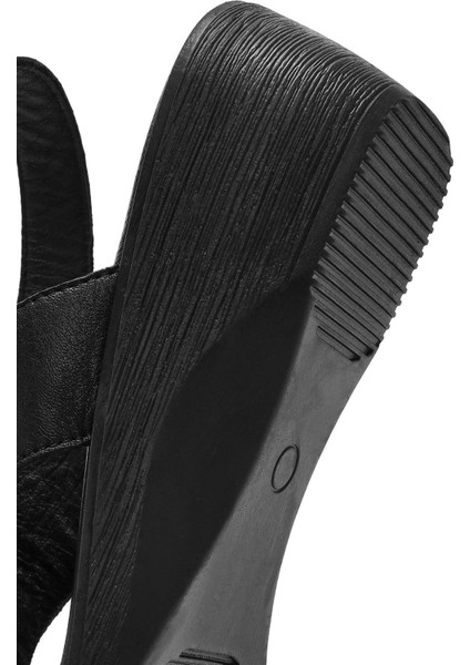 Kadın Siyah Dolgu Topuklu Deri Sandalet 25SFD153218