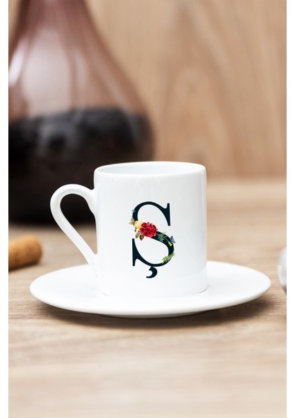 Beyaz Ş Harfiyle Çiçek Desenli Şık Kahve Fincanı, Şıklık ve Zarafet Sunar