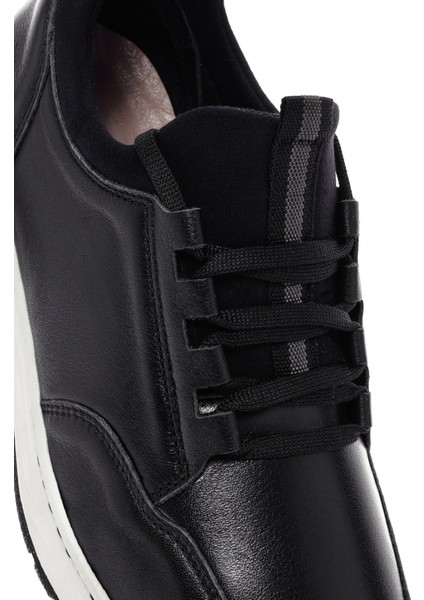Kadın Siyah Bağcıklı Kalın Tabanlı Deri Sneaker 25SFD500918
