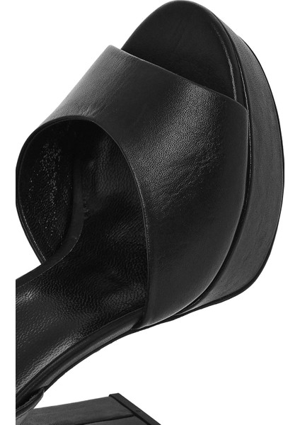 Kadın Siyah Bilekten Tokalı Platformlu Yüksek Kalın Topuklu Deri Sandalet 25SFD120518