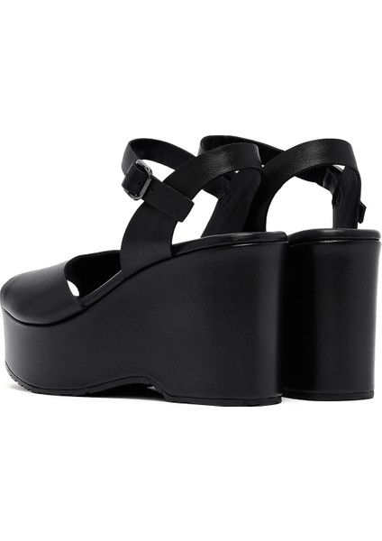 Kadın Siyah Bilekten Tokalı Yüksek Dolgu Topuklu Deri Sandalet 25SFD141118