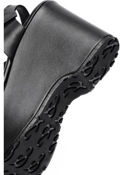 Kadın Siyah Bilekten Tokalı Yüksek Dolgu Topuklu Deri Sandalet 25SFD141118