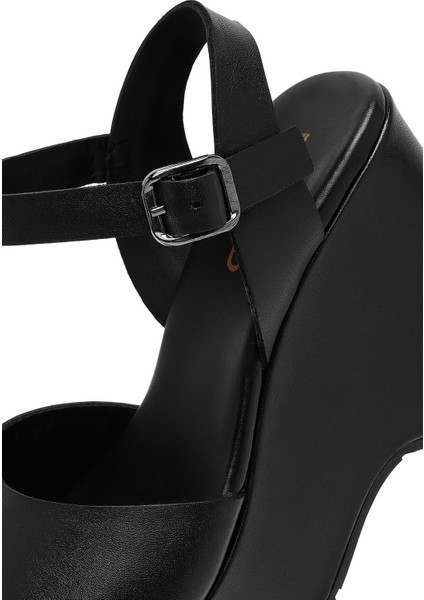 Kadın Siyah Bilekten Tokalı Yüksek Dolgu Topuklu Deri Sandalet 25SFD141118