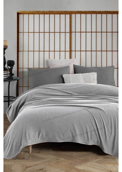 Çift Kişilik Dört Mevsim Gri Pike Yatak Örtüsü, Şık ve Konforlu Uyku Ortamı Sağlar.