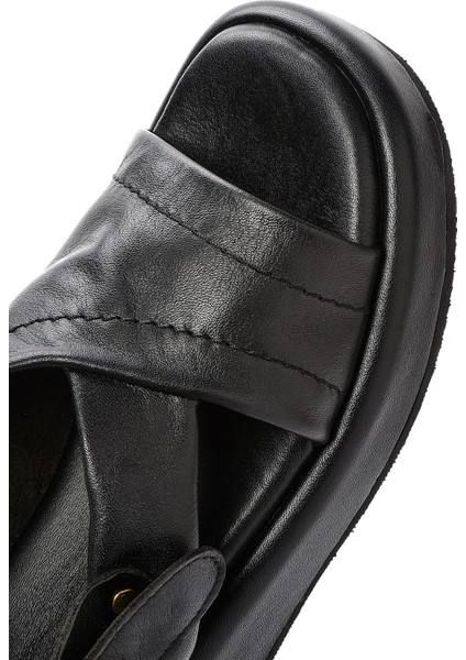 Kadın Siyah Bilekten Tokalı Kalın Tabanlı Deri Sandalet 25SFD201318