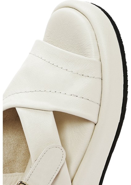 Kadın Bej Bilekten Tokalı Kalın Tabanlı Deri Sandalet 25SFD201318