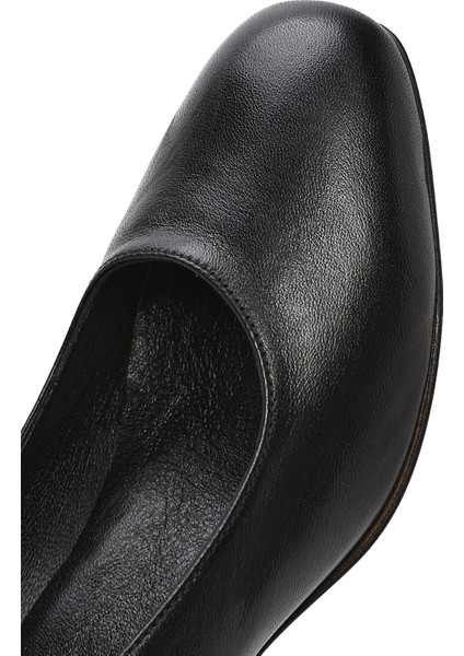 Kadın Siyah Bilekten Bantlı Kısa Kalın Topuklu Deri Ayakkabı 25SFD410918