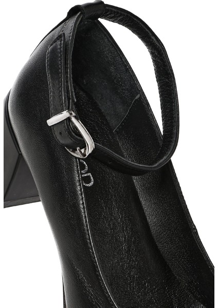 Kadın Siyah Bilekten Bantlı Kısa Kalın Topuklu Deri Ayakkabı 25SFD410918