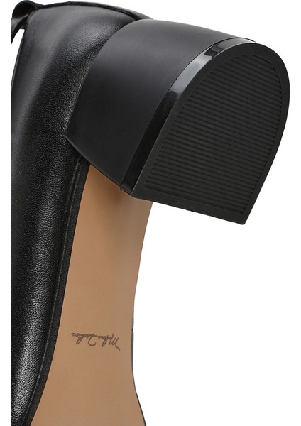 Kadın Siyah Bilekten Bantlı Kısa Kalın Topuklu Deri Ayakkabı 25SFD410918