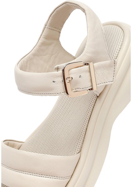 Kadın Bej Bilekten Tokalı Deri Sandalet 25SFD351118