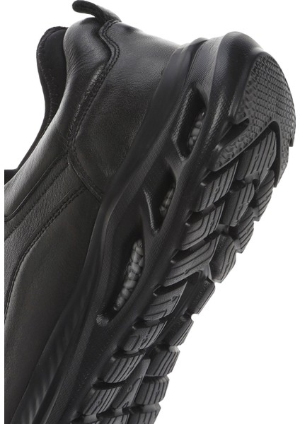 Erkek Siyah Bağcıklı Kalın Tabanlı Deri Sneaker 25SFD641018
