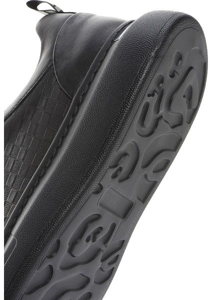 Erkek Siyah Bağcıklı Kalın Tabanlı Deri Sneaker 25SFD641418