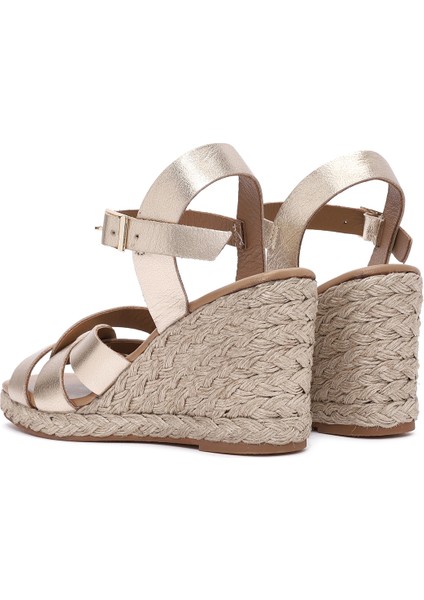 Kadın Altın Bilekten Tokalı Dolgu Topuklu Metalik Deri Espadril Sandalet 25SFD153332