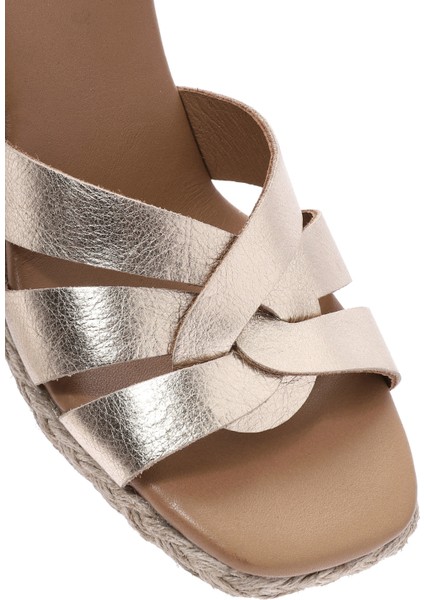 Kadın Altın Bilekten Tokalı Dolgu Topuklu Metalik Deri Espadril Sandalet 25SFD153332