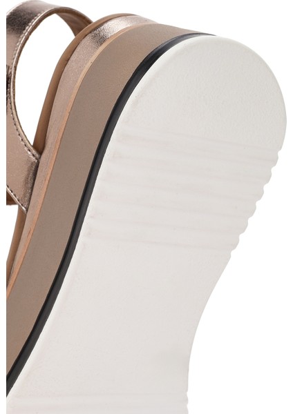 Kadın Gri Bilekten Bağlamalı Kalın Tabanlı Metalik Deri Sandalet 25SFD550132