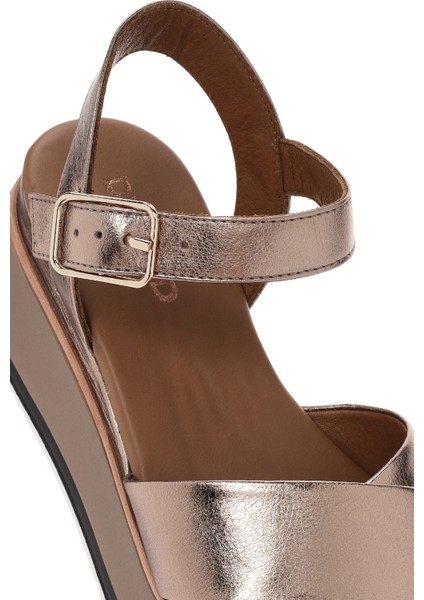 Kadın Gri Bilekten Bağlamalı Kalın Tabanlı Metalik Deri Sandalet 25SFD550132