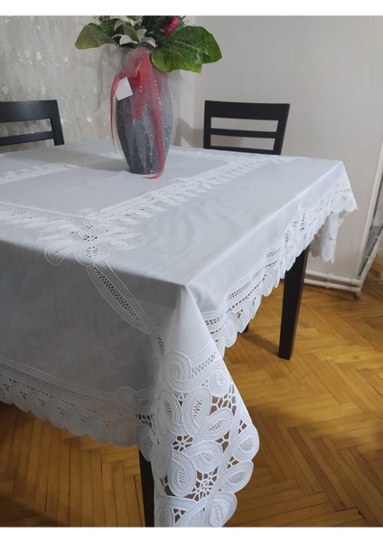 Şık Dantel Görünümlü Pvc Masa Örtüsü, Beyaz Renk, Zarif ve Kullanışlı Tasarım