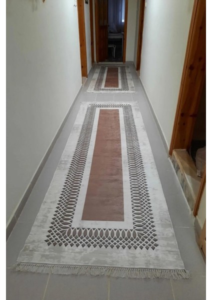 Yolluk Halı – Kaymaz Tabanlı, Yıkanabilir, Yumuşak Dokulu, Şık ve Dayanıklı Tasarım (Bade Kahve Yolluk)