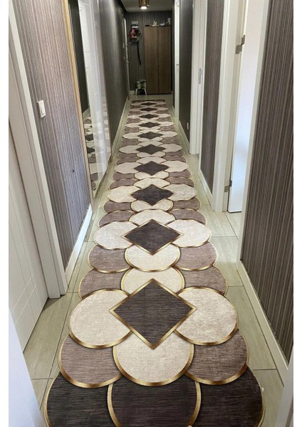 Yolluk Halı – Kaymaz Tabanlı, Yıkanabilir, Yumuşak Dokulu, Şık ve Dayanıklı Tasarım (Santa Kahve Yolluk)