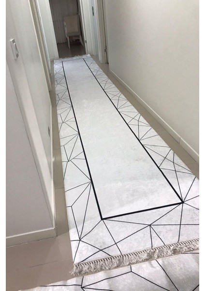 Yolluk Halı – Kaymaz Tabanlı, Yıkanabilir, Yumuşak Dokulu, Şık ve Dayanıklı Tasarım (Poligon Siyah Yolluk)