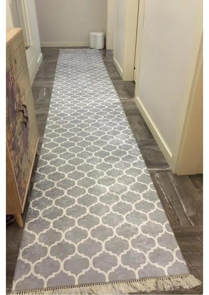 Yolluk Halı – Kaymaz Tabanlı, Yıkanabilir, Yumuşak Dokulu, Şık ve Dayanıklı Tasarım (Kupa Açık Gri Yolluk)