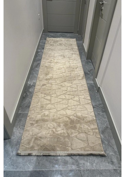 Yolluk Halı – Kaymaz Tabanlı, Yıkanabilir, Yumuşak Dokulu, Şık ve Dayanıklı Tasarım (Klm Taş Peluş Vizon Yolluk) modelleri