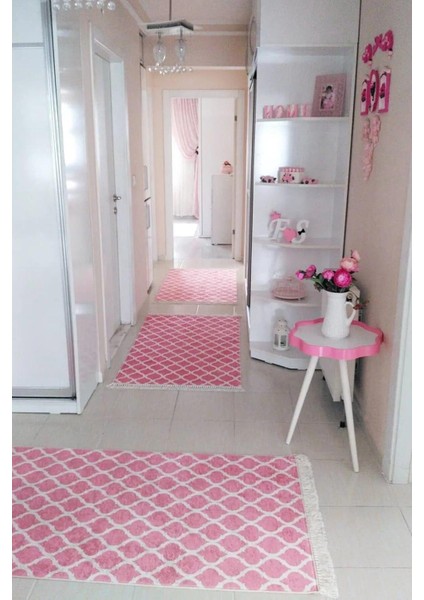 Yolluk Halı – Kaymaz Tabanlı, Yıkanabilir, Yumuşak Dokulu, Şık ve Dayanıklı Tasarım (Kupa Pembe Yolluk)