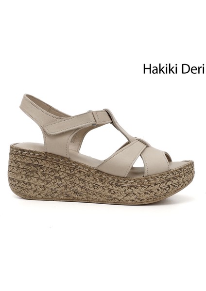 Kadın Bej Cırt Bantlı Dolgu Topuk Hakiki Deri Sandalet