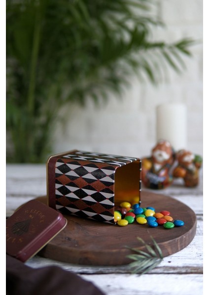 Circus Desenli Kare Metal Saklama Kabı, 8x8 Cm, Şık ve Kullanışlı Mutfak Aksesuarı