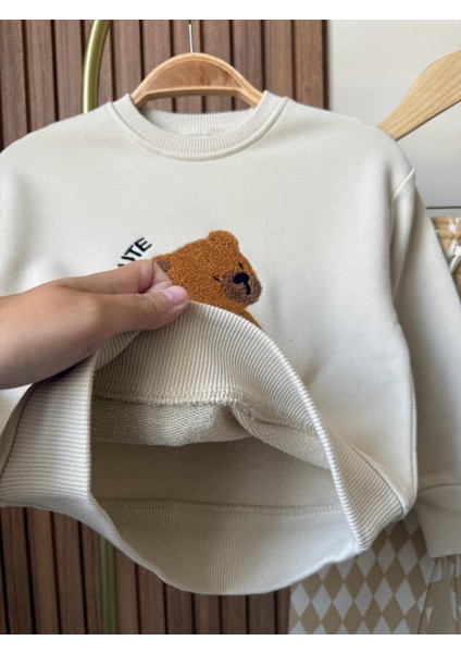 Erkek Çocuk Pamuklu Ekru Pelüş Ayıcık Baskılı Sweatshirt ve Desenli Pantolon Takım indirimleri