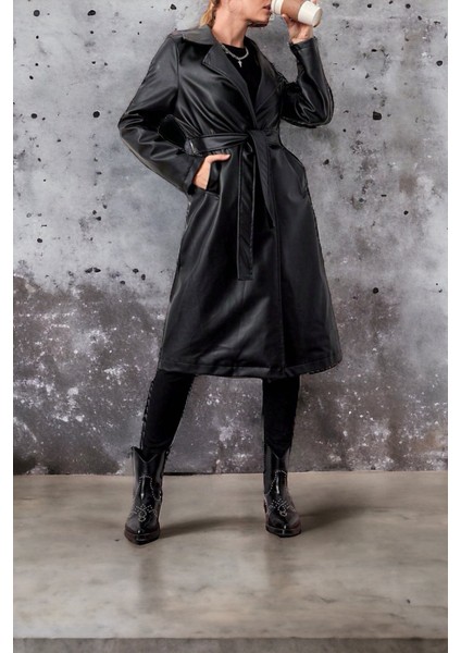 Kadın Siyah Deri Trençkot – Yumuşak Dokulu, Geniş Yakalı, Düz Desenli ve Zarif Tasarımlı Şık Model modelleri