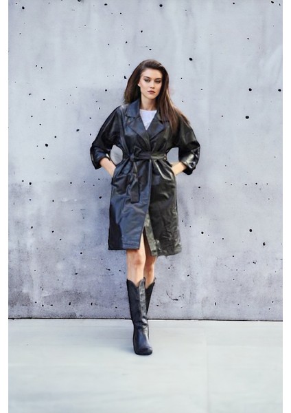 Kadın Siyah Deri Trençkot – Yumuşak Dokulu, Geniş Yakalı, Düz Desenli ve Zarif Tasarımlı Şık Model fırsatları