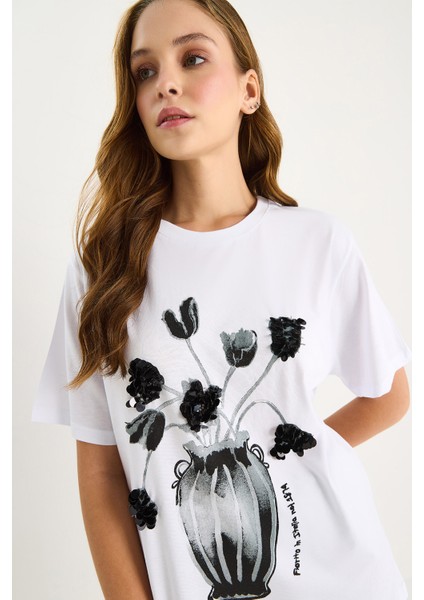 Kadın Bisiklet Yaka Kısa Kollu Çiçek Baskılı Pul Detaylı T-Shirt