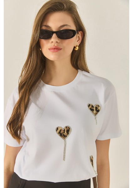 Kadın Leopar ve Taş Detaylı Kalpli Kısa Kollu T-Shirt fiyatları