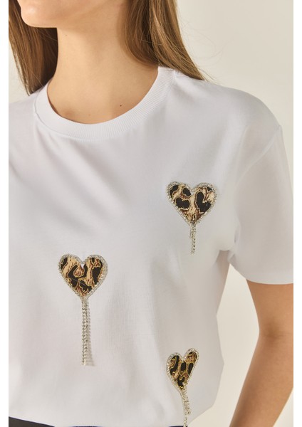 Kadın Leopar ve Taş Detaylı Kalpli Kısa Kollu T-Shirt fırsatları