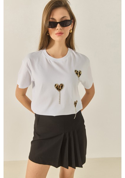 Kadın Leopar ve Taş Detaylı Kalpli Kısa Kollu T-Shirt indirimleri