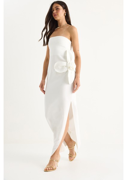 Kadın Çiçek Aksesuarlı Yırtmaç Detaylı Straplez Maxi Elbise