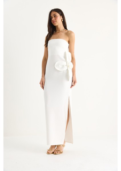 Kadın Çiçek Aksesuarlı Yırtmaç Detaylı Straplez Maxi Elbise fiyatları