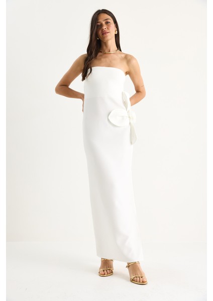 Kadın Çiçek Aksesuarlı Yırtmaç Detaylı Straplez Maxi Elbise modelleri