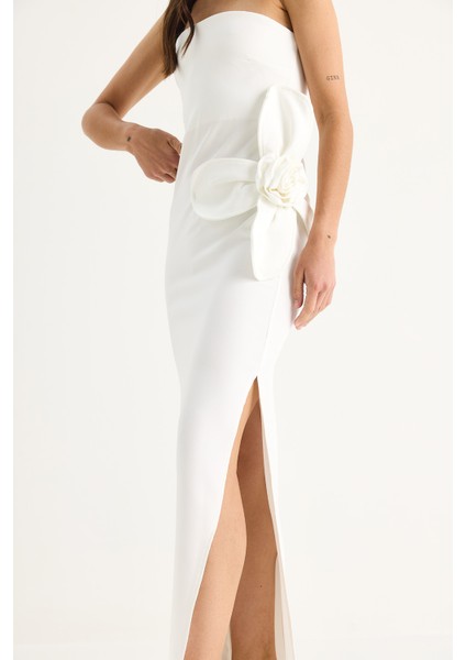 Kadın Çiçek Aksesuarlı Yırtmaç Detaylı Straplez Maxi Elbise fırsatları