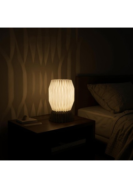 Vela El Yapımı Masa Lambası - Prizmatik Tasarımlı Beyaz Şapka & Reçine Taban